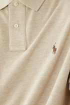 قميص بولو بتفاصيل شعار الماركة